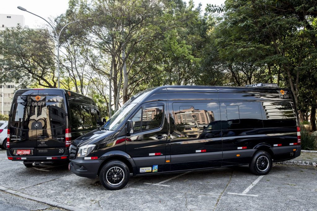 Van para cruzeiro no porto de Santos .